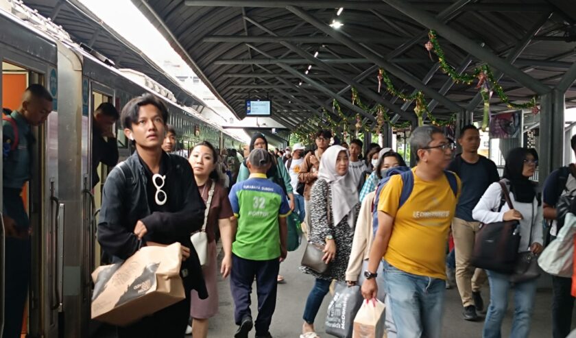 Para penumpang saat turun dari kereta api di Stasiun Surabaya Gubeng, Minggu (21/4/2024). Foto: Risky suarasurabaya.net