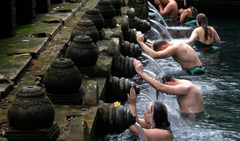 Sejumlah wisatawan mancanegara melakukan ritual melukat atau pembersihan diri di Pura Tirta Empul, Tampaksiring, Gianyar, Bali, Rabu (24/4/2024). Ritual tersebut direncanakan masuk dalam agenda World Water Forum (WWF) ke-10 di Bali yang akan diselenggarakan pada 18-25 Mei 2024 mendatang. Foto: Kemenparekraf