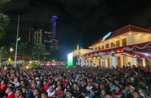 Ribuan Masyarakat Nobar Timnas U-23 di Grahadi