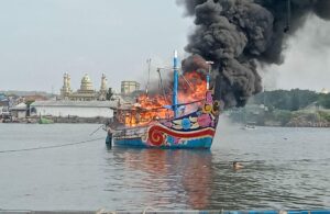 Perahu Nelayan Terbakar di Lamongan