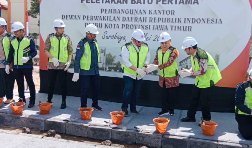 Prosesi peletakan batu pertama pembanguna kantor perwakilan DPD RI di Surabaya, Senin (13/5/2024)