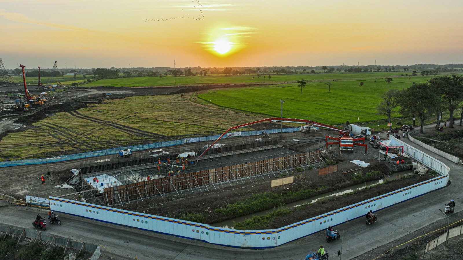 Konstruksi pembangunan ruas jalan tol Probolinggo-Besuki.