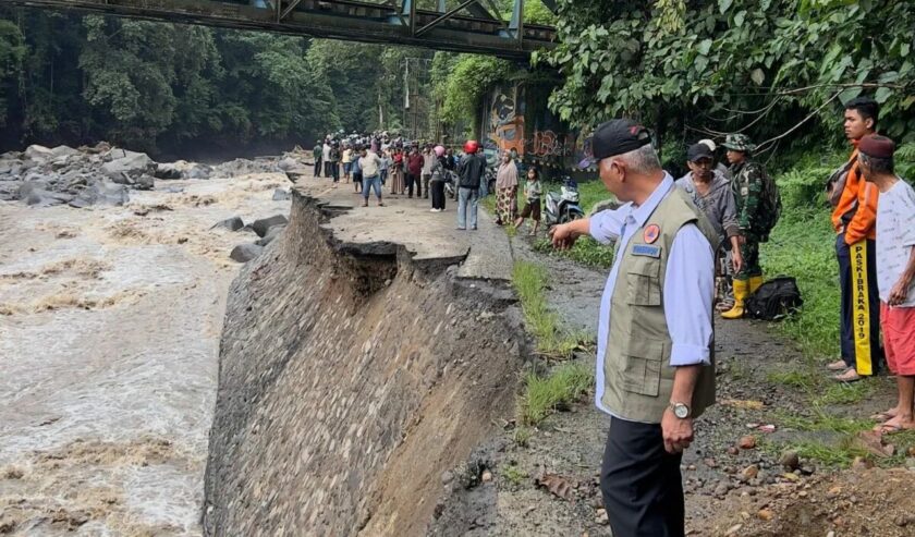 Bencana banjir di Sumbar pada Sabtu (11/5/2024) malam menelan banyak korban jiwa dan mengakibatkan fasilitas umum seperti jalan rusak parah. Foto: Biro Adpim Sumbar