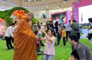 Tradisi Pindapata di Vesak Festival Tunjungan Plaza Surabaya