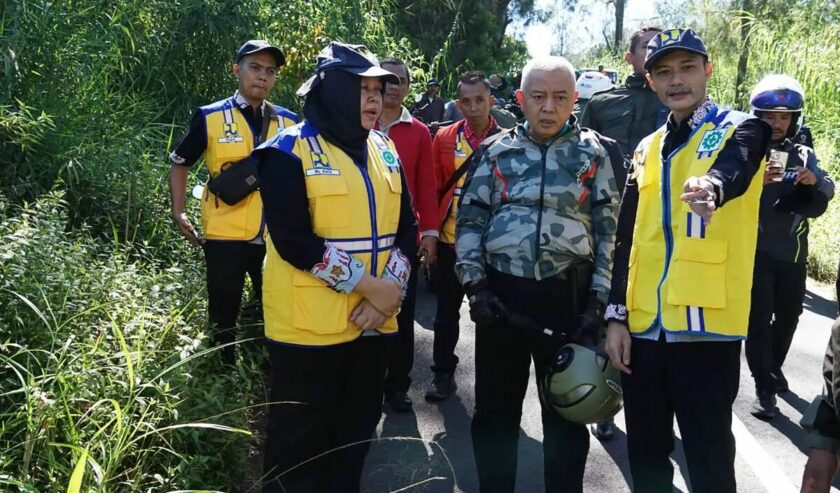 M Sanusi Bupati Malang (tengah) meninjau lokasi terjadinya kecelakaan tunggal yang menyebabkan empat orang meninggal dunia di Desa Ngadas, Kecamatan Poncokusumo, Kabupaten Malang, Jawa Timur, Kamis (16/5/2024). Foto: Antara