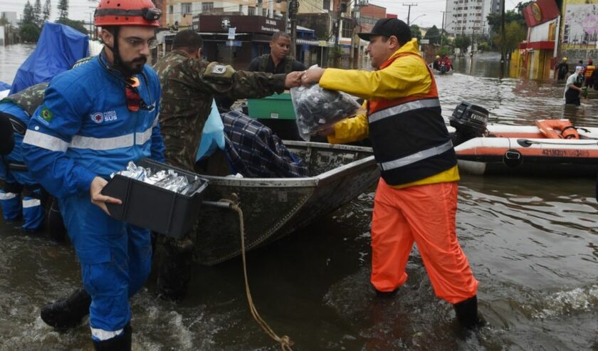 Tim penyelamat mengirimkan peralatan dan obat-obatan dari rumah sakit yang terendam banjir di Canoas, negara bagian Rio Grande do Sul, Brasil, pada 10 Mei 2024.