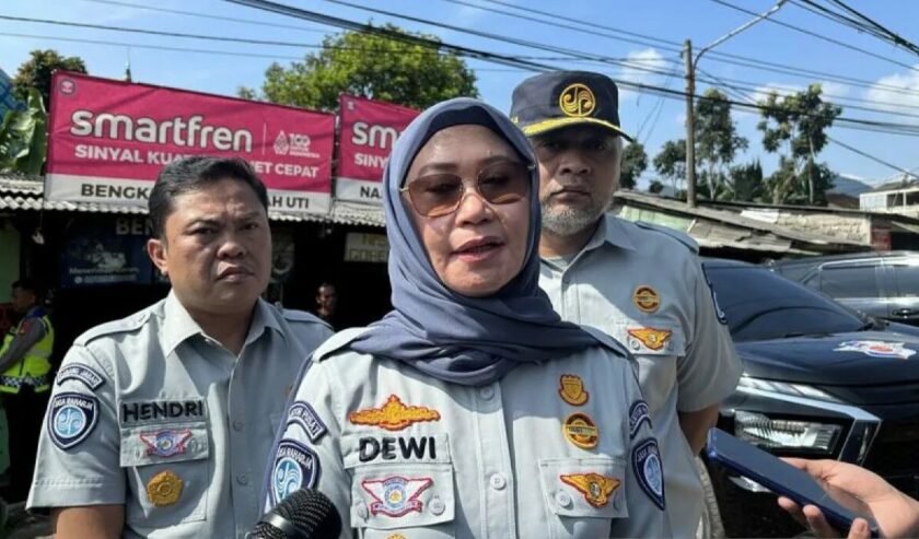 Dewi Aryani Suzana Direktur Operasional PT Jasa Raharja (tengah) saat memberikan keterangan di Kabupaten Subang, Jawa Barat, Minggu (12/5/2024). Foto: Antara