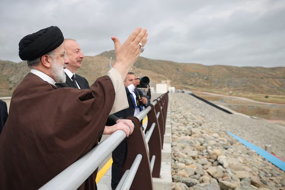 Ebrahim Raisi Presiden Iran bersama Ilham Aliyev Presiden Azerbaijan saat mengunjungi proyek Bendungan Qiz-Qalasi perbatasan Azerbaijan, di barat laut Iran. Foto: Reuters