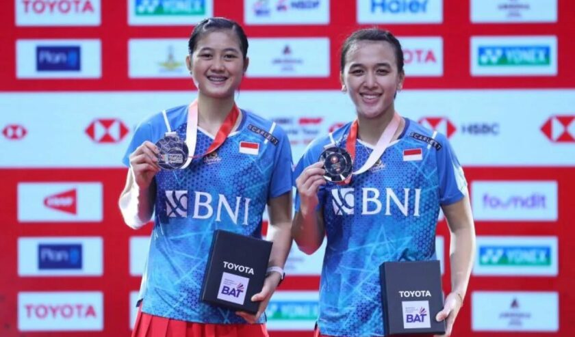 Febriana Dwipuji Kusuma/Amallia Cahaya Pratiwi ganda putri Indonesia berpose dengan medali perak setelah keluar sebagai runner-up Thailand Open 2024 di Bangkok, Thailand, Minggu (19/5/2024). Foto: PBSI