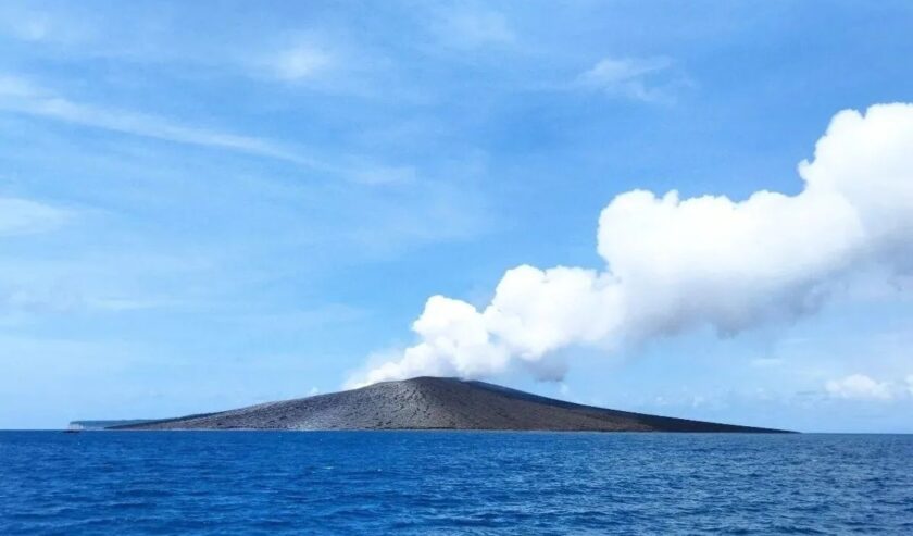 Gunung Anak Krakatau yang berada diperairan selat sunda Lampung Selatan. Foto: Antara