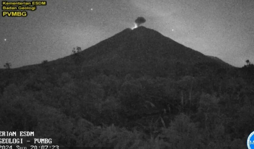 Gunung Semeru erupsi terekam CCTV pada Minggu (12/5/2024) pukul 20.07 WIB. Foto: Antara