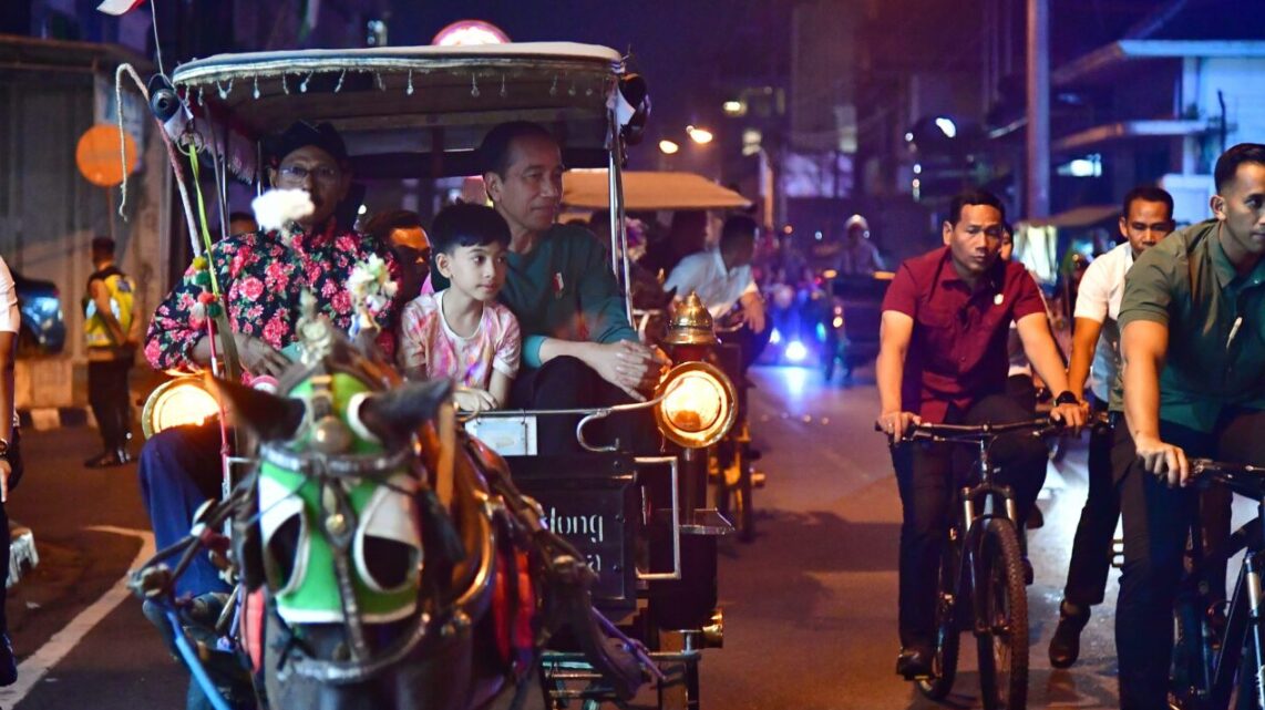 Jokowi enjoys the holidays and takes his 2 grandchildren for a cart ride around Malioboro