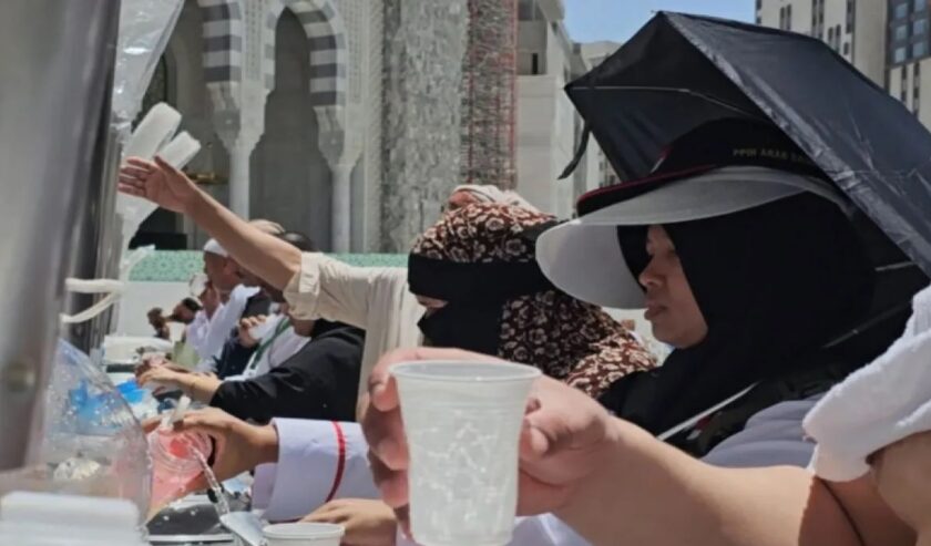 Jemaah haji Indonesia bisa mengisi botol air minum yang banyak berada di Masjid Nabawi saat di Madinah atau di Masjidil Haram saat di Mekkah. Foto: Antara