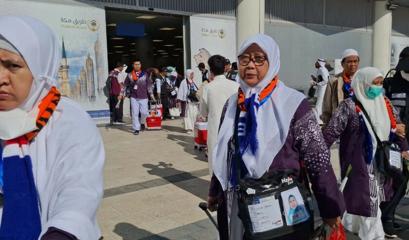 Jemaah haji yang menggunakan tas selempang di Bandara AMMA, Madinah. Foto: Kemenag