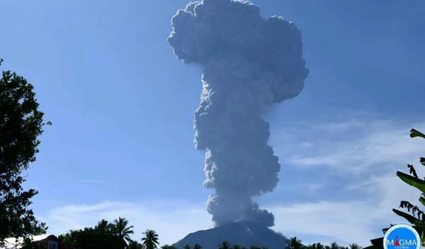 Kolom abu vulkanik membumbung keluar setinggi lebih kurang 5.000 meter dari puncak Gunung Ibu di Maluku Utara, Senin (13/5/2024). Foto: Antara