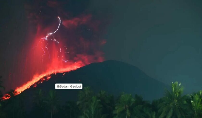 Letusan yang disertai badai petir vulkanik terjadi di Gunung Ibu, Maluku Utara, Sabtu (11/5/2024). Foto: Antara