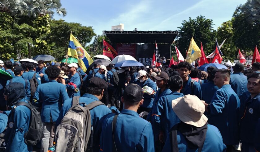 Aksi Ribuan Massa Pada Hari Buruh Di Surabaya - Suara Surabaya