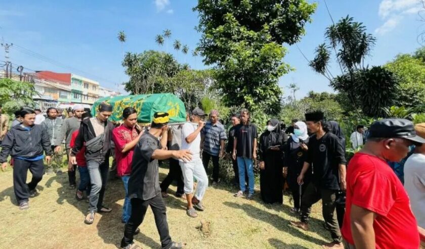 Pemakaman korban kecelakaan bus karyawisata SMK Lingga Kencana di TPUI Parung Bingung Kota Depok, Minggu (12/5/2024). Foto: Antara