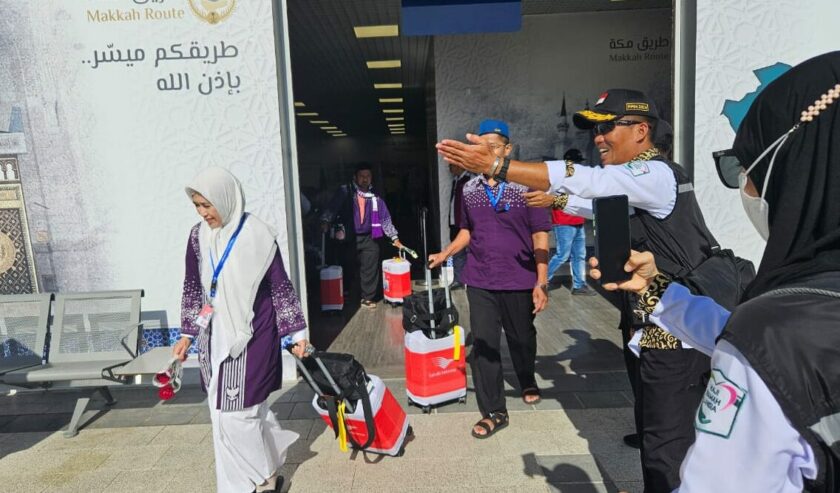 Petugas menyambut Jemaah Haji JGK-01 tiba di Bandara AMMA Madinah, Minggu (12/5/2024). Foto: Kemenag