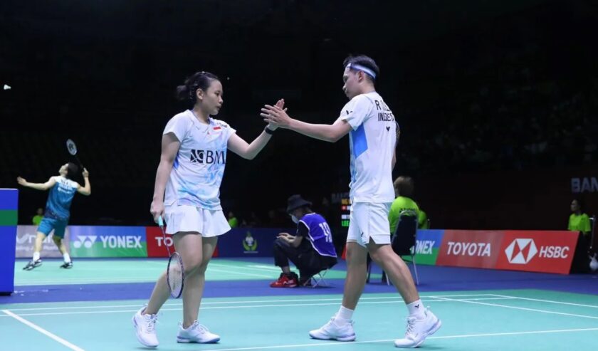 Rinov Rivaldy/Pitha Haningtyas Mentari pebulu tangkis ganda campuran Indonesia taklukkan Dejan Ferdinansyah/Gloria Emanuelle Widjaja pada pertandingan perempat final Thailand Open 2024 di Nimibutr Arena, Bangkok, Jumat (17/05/2024). Foto: Antara