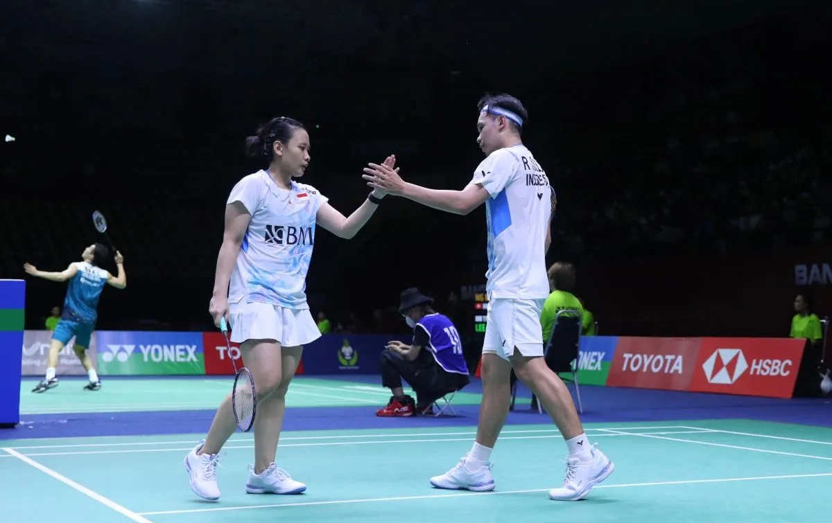 Rinov Rivaldy/Pitha Haningtyas Mentari pebulu tangkis ganda campuran Indonesia taklukkan Dejan Ferdinansyah/Gloria Emanuelle Widjaja pada pertandingan perempat final Thailand Open 2024 di Nimibutr Arena, Bangkok, Jumat (17/05/2024). Foto: Antara