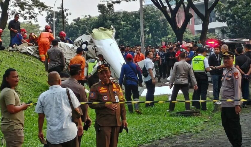 Sejumlah petugas dari Tim SAR gabungan melakukan evakuasi pesawat yang terjatuh di kawasan BSD Tangerang, Selatan, Minggu (19/5/2024). Foto: Antara