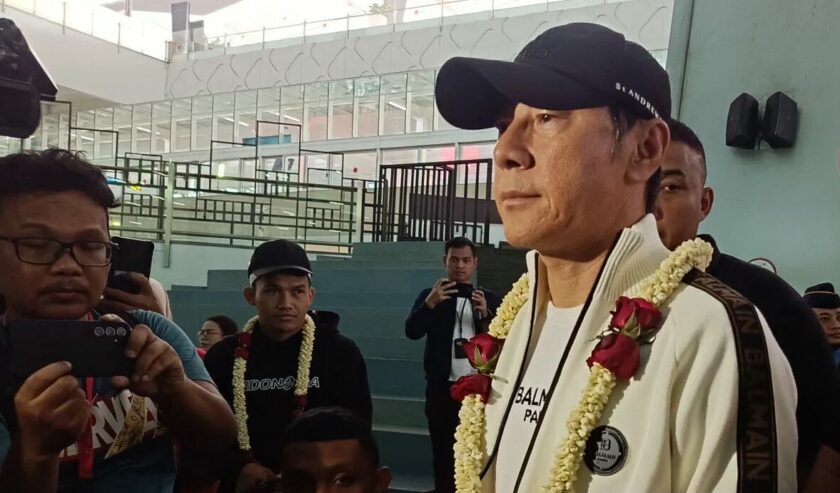 Shin Tae-yong, pelatih tim nasional sepak bola Indonesia U-23, menjawab pertanyaan wartawan di Bandara Internasional Soekarno-Hatta, Sabtu (11/5/2024). Foto: Antara