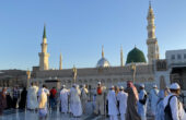 Suasana di pelataran Masjid Nabawi depan pintu masuk ke Raudhah. Foto: Kemenag