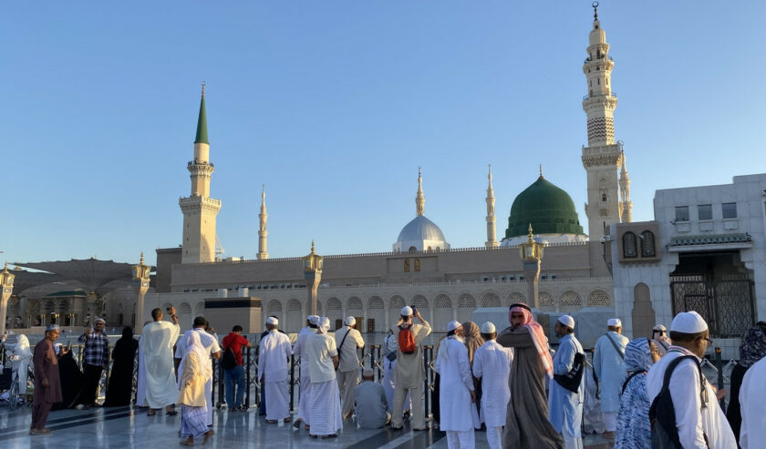 Suasana di pelataran Masjid Nabawi depan pintu masuk ke Raudhah. Foto: Kemenag