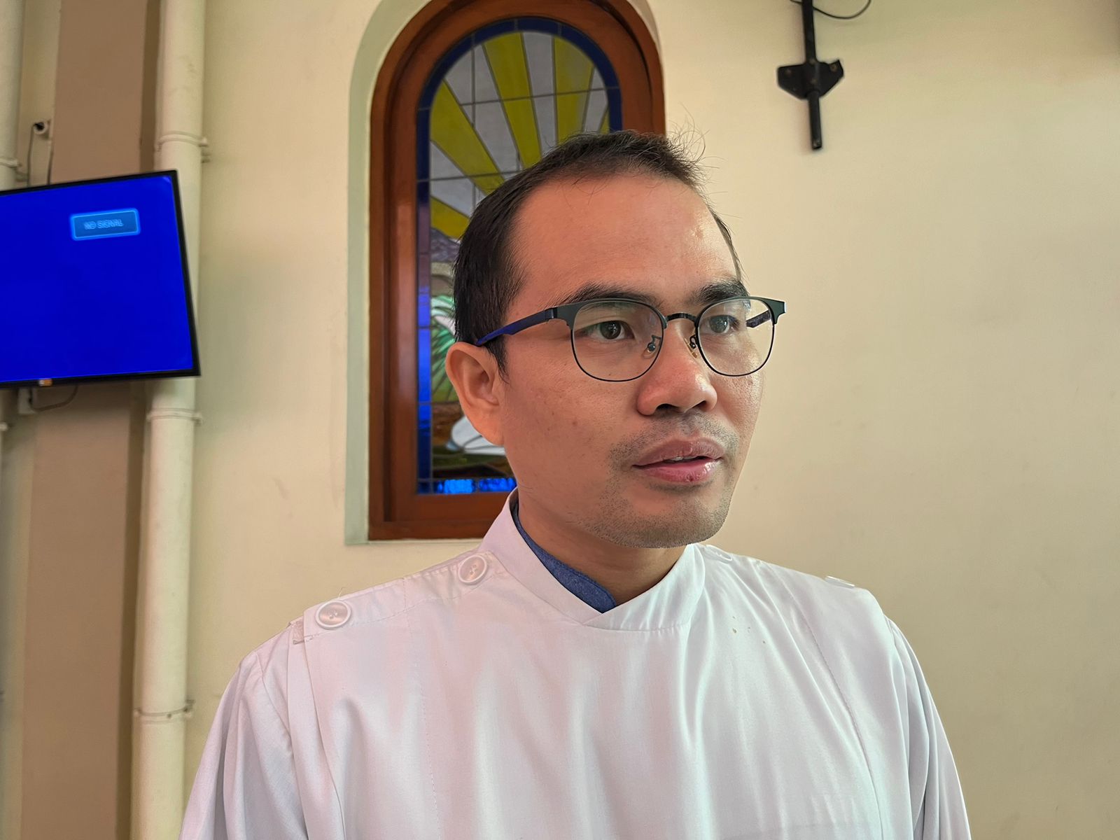 Habel Melki Makarius, Romo Gereja Katolik Kristus Raja saat ditemui usai memimpin ibadah Misa Kenaikan Yesus Kristus, Kamis (9/5/2024). Foto: Meilita suarasurabaya.net