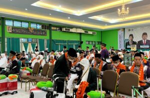 Jemaah Haji Kloter Awal Masuk Asrama Haji Surabaya