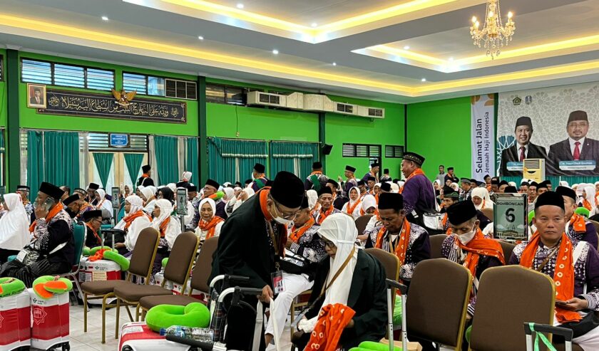 Ratusan jemaah haji Embarkasi Surabaya menunggu antrean pemeriksaan kesehatan di Hall Mina Asrama Haji Surabaya, Sabtu (11/5/2024). Foto: Meilita suarasurabaya.net