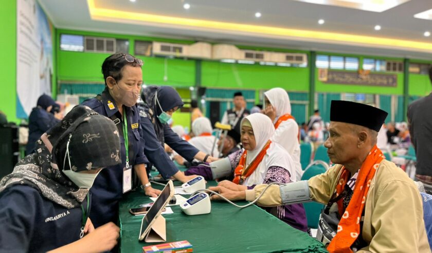 Jemaah haji kloter satu bergantian cek kesehatan usai tiba di Hall Mina Asrama Haji Surabaya, Sabtu (11/5/2024). Foto: Meilita suarasurabaya.net