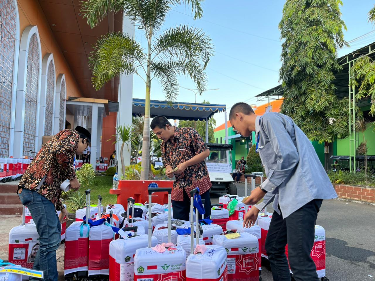 PPIH Asrama Haji Embarkasi Surabaya saat memberi penanda koper CJH, Sabtu (11/5/2024). Foto: Meilita suarasurabaya.net