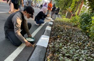 Kerja Bakti Massal Pemkot Surabaya Bersihkan Taman dan Cat Trotoar