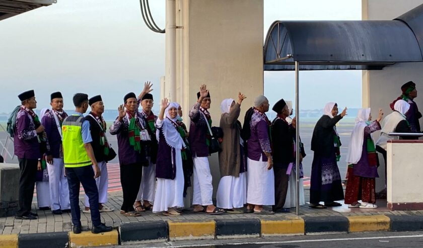 Para jemaah haji kloter 3 melambaikan tangap kepada awak media di Bandara Juanda, Minggu 12/5/2024). foto: Wildan suarasurabaya.net