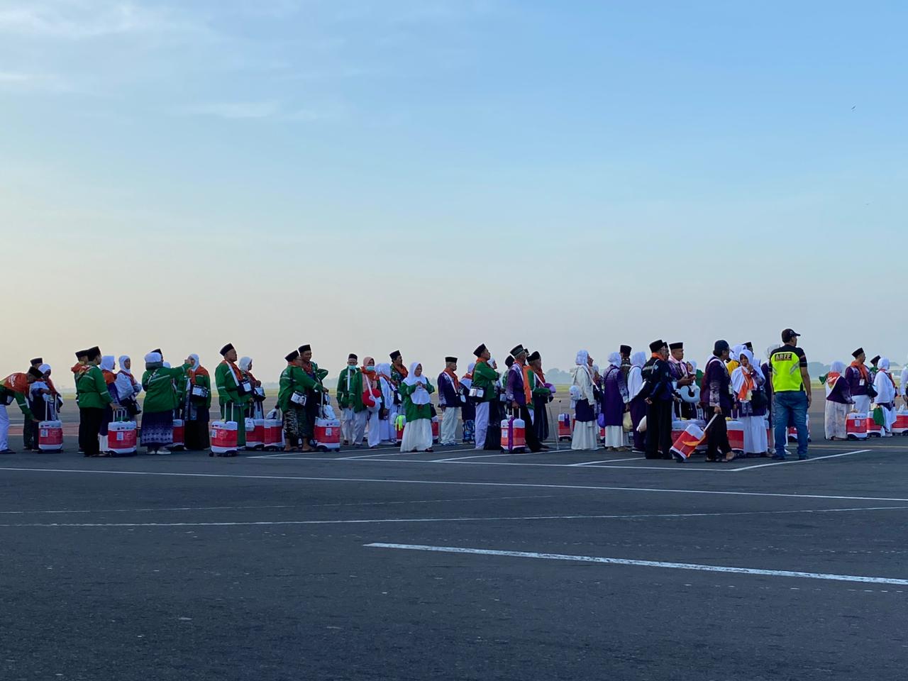 Suasana jemaah haji di lapangan udara dan akan memasuki ruang pemeriksaan Imigrasi Arab Saudi di Bandara Juanda, Ninggu, (12/5/2024). Foto: Wildan suarasurabaya.net