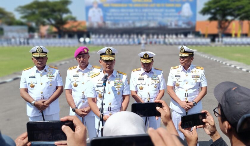 Laksamana Madya (Laksdya) TNI Erwin S. Aldedharma Wakil Kepala Staff Angkatan Laut (Wakasal) saat memberikan keterangan kepada awak media seusai peringatan puncak Hari Pendidikan Angkatan Laut (Hardikal) ke-78 yang digelar di Lapangan Laut Maluku, Bumimoro, Morokrembangan, Surabaya, Selasa (14/5/2024). Foto: Risky suarasurabaya.net