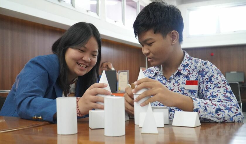 Siswa disabilitas saat belajar matematika dengan alat khusus penyandang disabilitas di PCU, Kamis (16/5/2024). Foto: Humas PCU