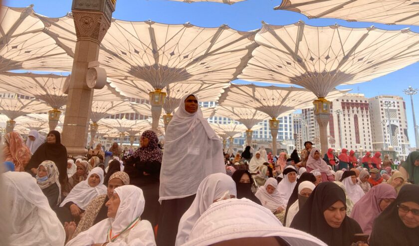 Jemaah Haji di Masjid Nabawi, Madinah, Arab Saudi, Jumat (17/5/2024). Foto: Restu suarasurabaya.net