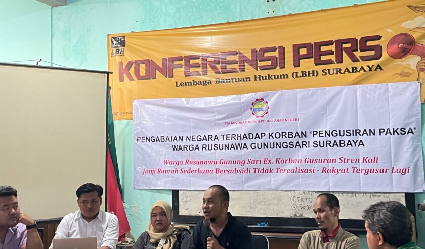 Perwakilan dari Rusunawa Gunungsari saat memberikan pendapat soal penggurusan warga eks Stren Kali Jagir di LBH Surabaya, Jumat (17/5/2024). Foto: Firman magang suarasurabaya.net