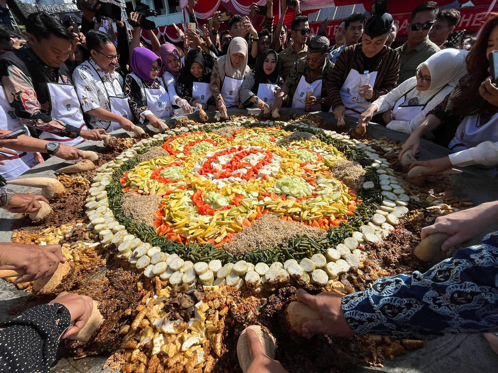 Momen jajaran Pemkot dan DPRD Kota Surabaya nguleg rujak raksasa di Festival Rujak Uleg, Minggu (19/5/2024). Foto: Meilita suarasurabaya.net
