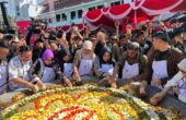 Eri Cahyadi bersama Armudi dan para Kadis menguleg rujak dalam gelaran Festival Rujak Uleg 2024, di Taman Surya Balai Kota Surabaya, Minggu (19/5/2024). Foto: Ikke magang suarasurabaya.net