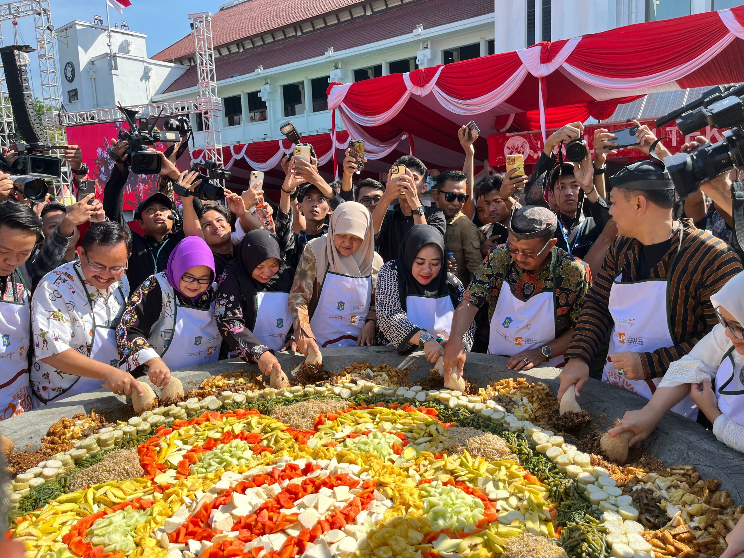 Eri Cahyadi bersama Armudi dan para Kadis menguleg rujak dalam gelaran Festival Rujak Uleg 2024, di Taman Surya Balai Kota Surabaya, Minggu (19/5/2024). Foto: Ikke magang suarasurabaya.net