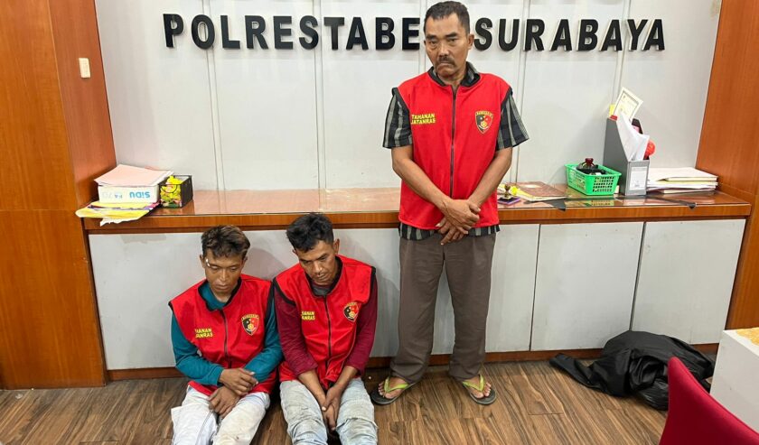 Dua eksekutor dan satu penadah pembobolan toko kue di Surabaya berhasil diamankan oleh polisi. Foto: Polrestabes Surabaya