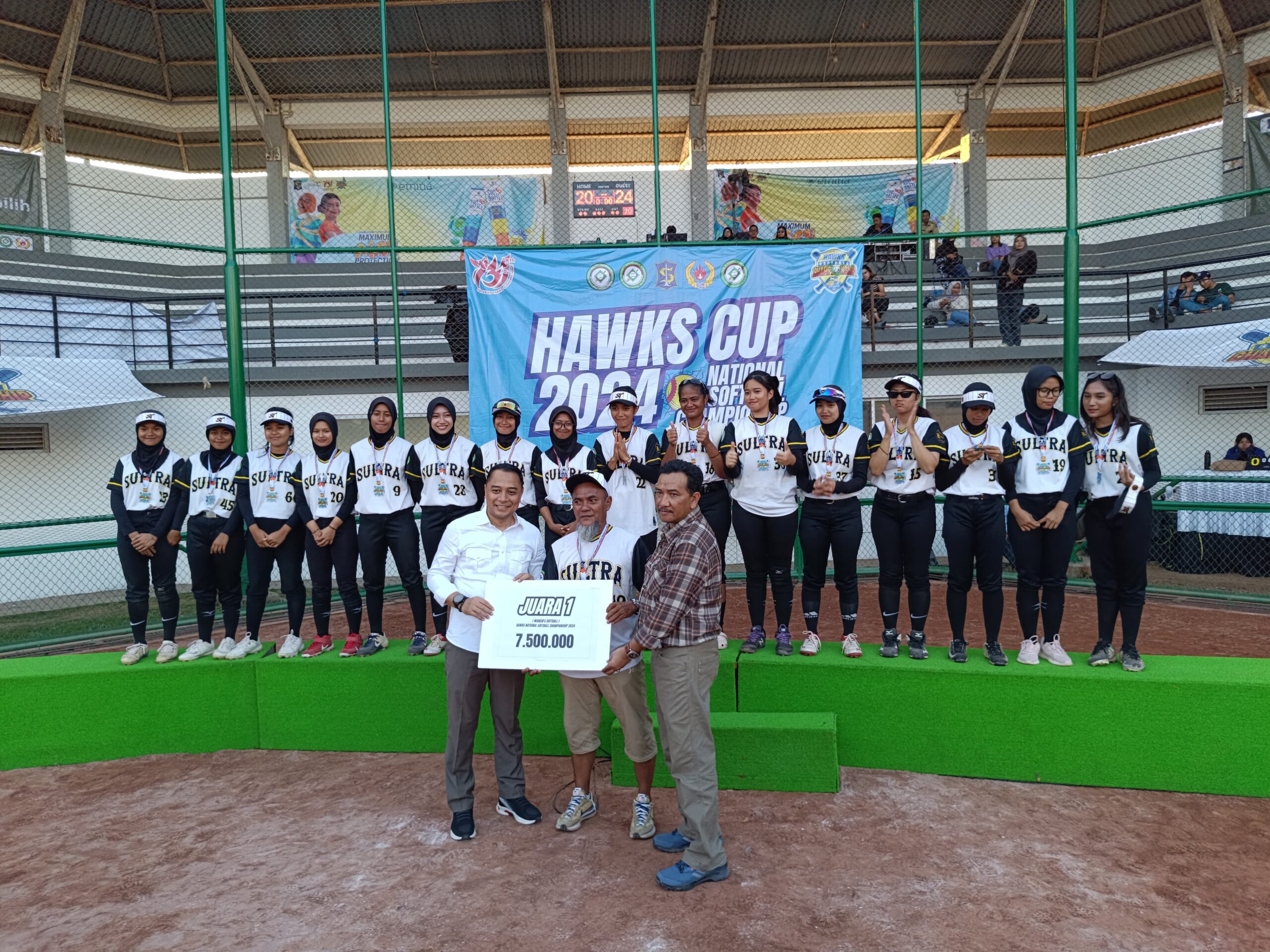 Eri Cahyadi Wali Kota Surabaya saat memberikan hadiah kepada juara pertama putri Hawks Cup 2024 tim Sulawesi Tenggara di Lapangan Dharmawangsa Surabaya, Selasa (21/5/2024). Foto: Risky suarasurabaya.net