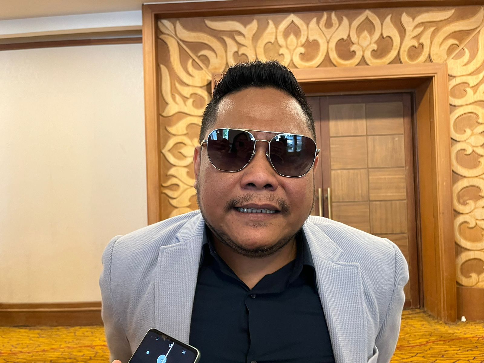 Novli Bernado Thyssen Ketua Bawaslu Kota Surabaya saat diwawancarai usai pelantikan Panwascam, Sabtu (25/5/2024). Foto: Meilita suarasurabaya.net