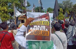 Aliansi Muslim Bela Palestina Gelar Aksi di Depan Grahadi