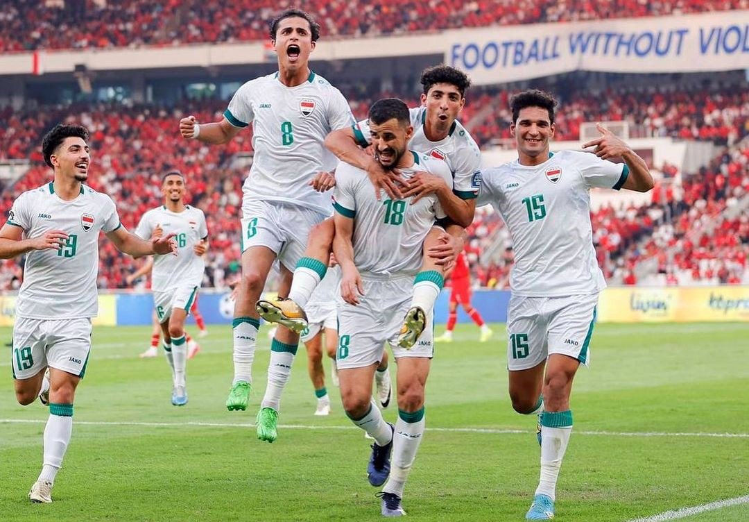 Para pemain Irak merayakan gol petamanya yang dicetak Aymen Hussein (tiga dari kanan) pada menit ke-54. Foto: IFA