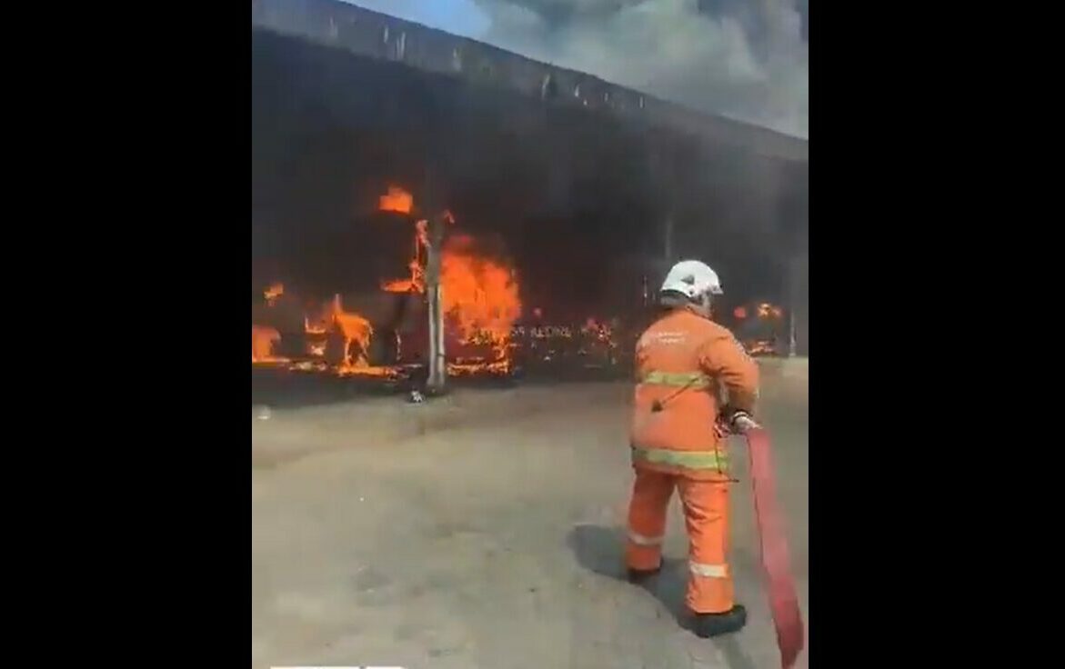 Tujuh kendaraan dibakar di terminal bus Tamri Zakir di Surabaya